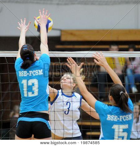 KAPOSVÁR, Maďarsko - březen 1: Gabriella Serak kapky míč v maďarské Extraliga ženy Volla