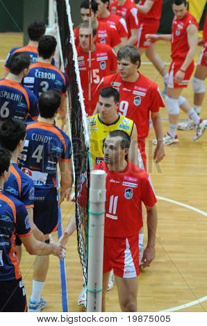 KAPOSVAR ฮังการี - 6 กุมภาพันธ์: คู่แข่งจับมือก่อนวอลเล่ลีกยุโรปกลาง