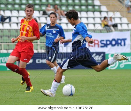 KAPOSVAR, Ungheria - 25 luglio: I giocatori non identificati in azione presso la V. Youth Football Festival sotto 