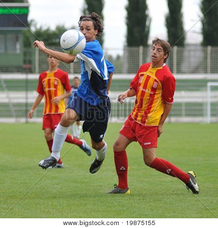 KAPOSVAR, Ungheria - 25 luglio: I giocatori non identificati in azione presso la V. Youth Football Festival sotto 