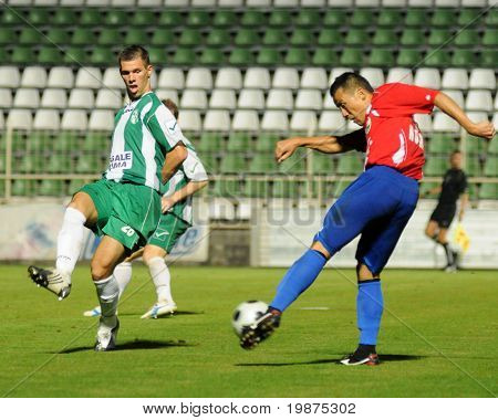 KAPOSVAR, 헝가리-8 월 15 일: Tamas Gruz (L)와 헝가리 국립 Champi 액션 혼 마 카 즈 오