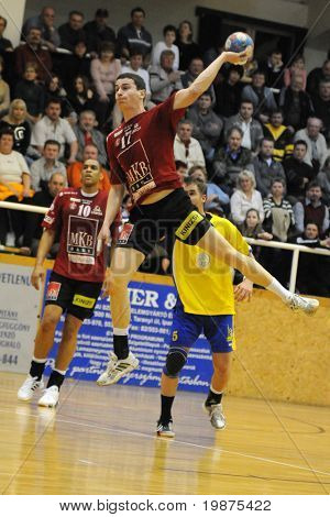 NAGYATAD, Ungheria - 5 febbraio: Zarko Markovic fa un tiro a ungherese Handball Cup match (Nagyat