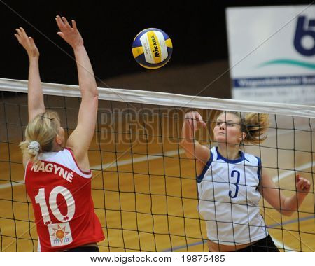 KAPOSVÁR, Maďarsko - 4. února: Gabriella Serak (3) udeří míč v voll žena maďarského poháru