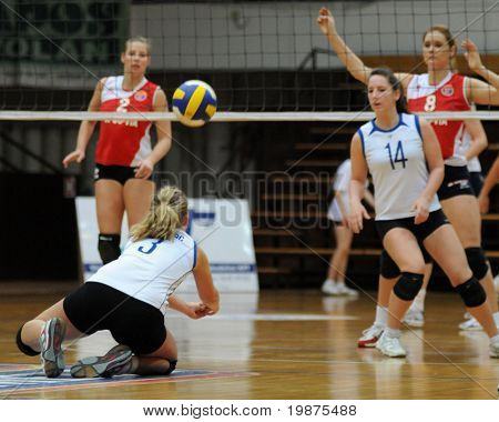 KAPOSVÁR, Maďarsko - 4. února: Gabriella Serak (3) dostává míč v obj. žena maďarského poháru