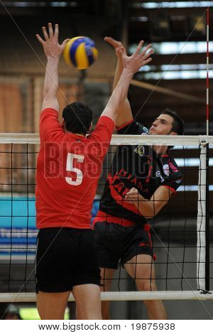 KAPOSVÁR, Maďarsko - 19. září: Akos Hoboth (7) udeří míč na volejbal mezinárodní FNB