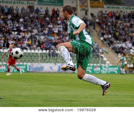 KAPOSVAR, Ungheria - 25 settembre: Srdan Stanic in azione a un calcio campionato nazionale ungherese