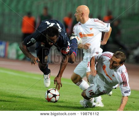 BUDAPEST - SEPTEMBER 29: Govou (14) Varga (C) und Bodnar in Aktion bei der UEFA-Champions-League-footb