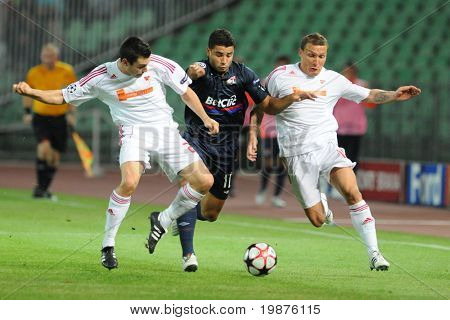 BUDAPEST - SEPTEMBER 29: Fodor (L) Enderson (C) und Bodnar in Aktion bei der UEFA-Champions-League-foo