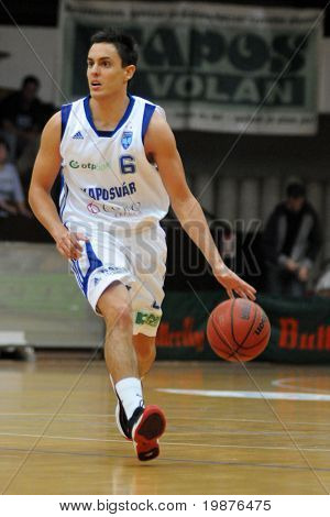 KAPOSVAR, Ungarn - 10 oktober: Kornel kys i aktion på ungarske mesterskab basketball 