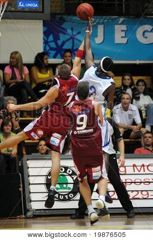 KAPOSVAR, Ungarn - 10 oktober: Larry Welton i aktion på ungarske mesterskab basketball