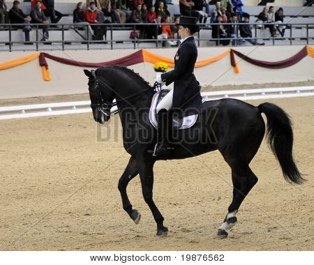 KAPOSVAR, Hungría - 11 de octubre: Eniko Decsi su caballo (Laron-M) en acción en la Copa del mundo de Doma 