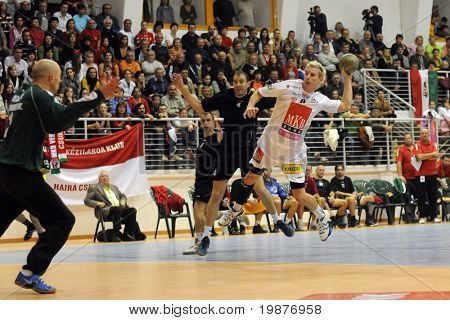 헝가리 국립 Handbal에서 액션에서 (공)와 CSURGO, 헝가리-10 월 21 일: Tamas Ivancsik