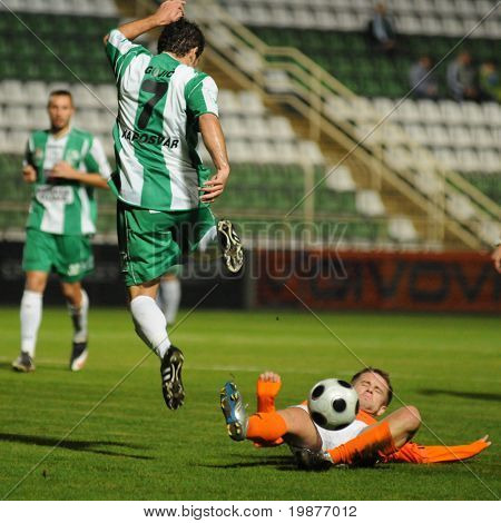 KAPOSVAR, Hongarije - 28 oktober: Boris Gujic (L) in actie op een Hongaarse nationale Cup soccer Spel Ka