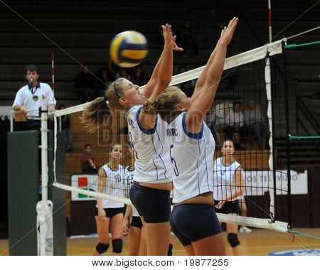 KAPOSVAR, Hungría - 14 de octubre: Kondor (8) y Horvath (5) en acción en la Copa húngara mujer voll