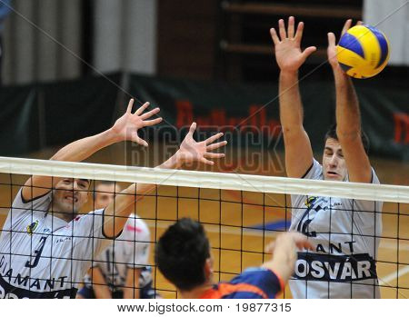 KAPOSVAR ฮังการี - 6 พฤศจิกายน: Nagy (L) และ Skoric (R) บล็อกลูกในลีกที่ยุโรปกลาง 