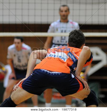 KAPOSVAR ฮังการี - 6 พฤศจิกายน: Ales Fabjan (13) ในการดำเนินการที่เป็น ga วอลเล่ย์บอลลีกยุโรปกลาง