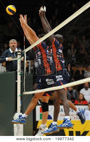 KAPOSVAR ฮังการี - 6 พฤศจิกายน: ผู้เล่นไม่สามารถระบุได้ในการดำเนินการที่เป็นลีกยุโรปกลาง volleybal