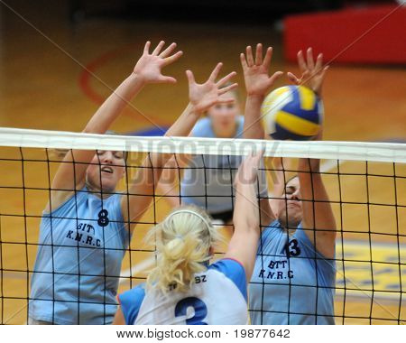 KAPOSVAR, Hungría - 25 de octubre: Timea Kondor (8) y Gabriella Kondor (13) en acción en el Hungaria