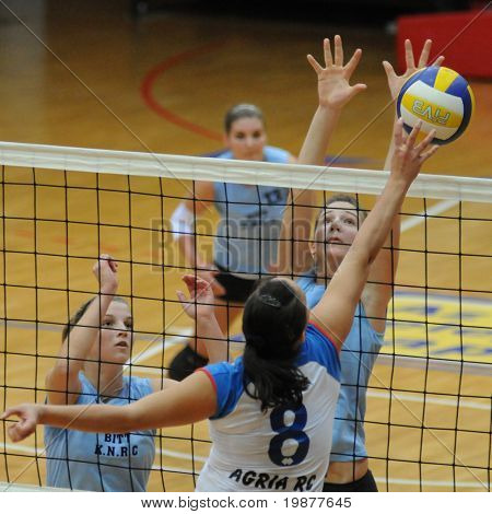 KAPOSVAR, Hongarije - 25 oktober: Kolman (8) slaat de bal op de Hongaarse NB I. League vrouw voll
