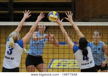 KAPOSVAR, Hongarije - 25 oktober: Zsuzsanna Czmerk (C) slaat de bal op de Hongaarse NB I. League 