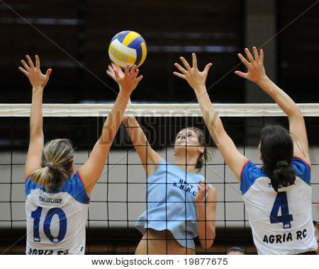 KAPOSVAR, Hongarije - 25 oktober: Petras (L), Harmath (C) en Zacharne (4) in actie op de Hongaarse 