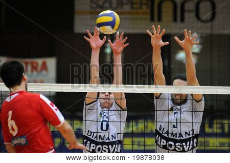 KAPOSVAR ฮังการี - 25 พฤศจิกายน: Tamasi (L), Laszczik (C) และ Nagy (R) ในการดำเนินการที่เมืองก่อตั้งที่ฮังการี