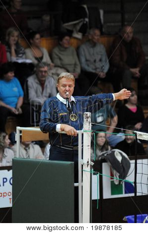 KAPOSVÁR, Maďarsko - 8. prosince: Stoyanov Toshko rozhodčí (BUL) v akci v CEV Cupu volejbal hry
