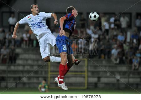 SIOFOK, Maďarsko - 26 července: Akos Elek (R) v akci na maďarský národní mistrovství fotbal 