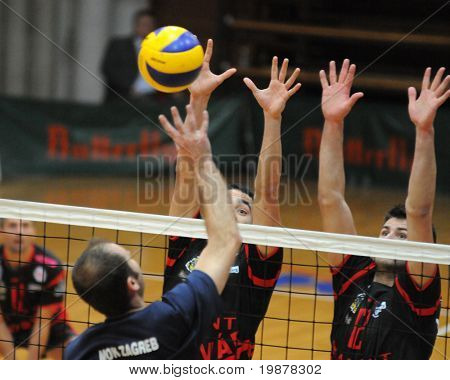 KAPOSVÁR, Maďarsko - 11. prosince: Jozsef Nagy (3) blokuje míč na střední Evropské ligy volleyb