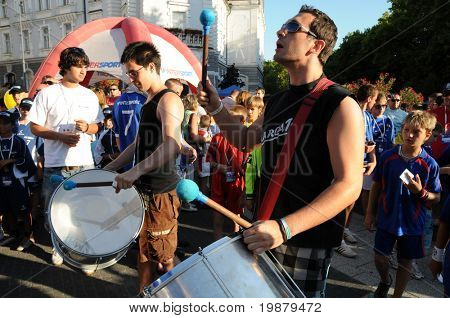 KAPOSVAR ฮังการี - 20 กรกฏาคม: ผู้เข้าร่วมไม่ที่ที่ V. เยาวชนฟุตบอลเทศกาลเปิด Cer