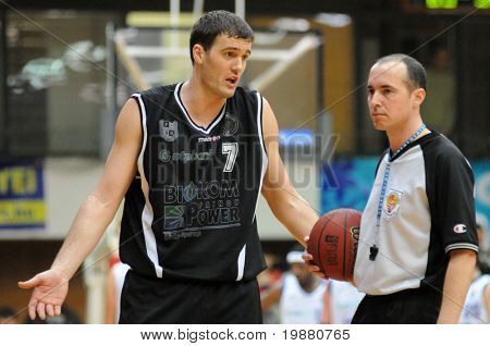 KAPOSVÁR, Maďarsko - 6. března: Srdjan Helbich (L) rozhovory s rozhodčí na svým Champonship pružin
