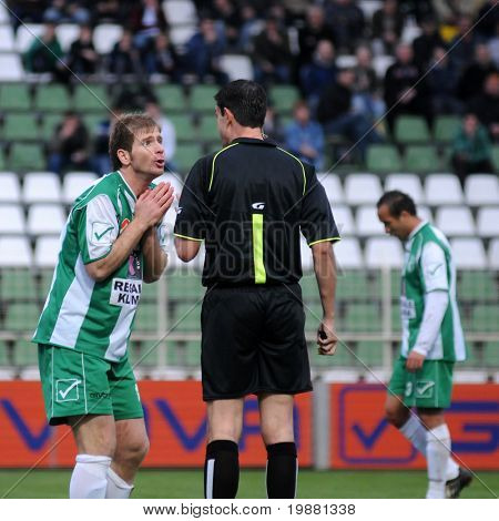 KAPOSVÁR, Hungria - 27 de março: Viktor Petrok (L) fala com o árbitro de um campeão nacional húngaro