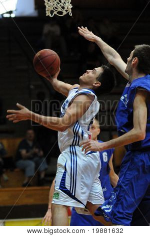 Jönköpings Södra, Ungern - 31 mars: Kornel Kiss (L) i aktion på en ungerska Cup basket spel Jönköpings Södra v