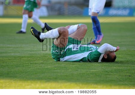 KAPOSVÁR, Hungria - 17 de abril: Junior encontra-se no chão em um futebol Campeonato Nacional Húngaro 