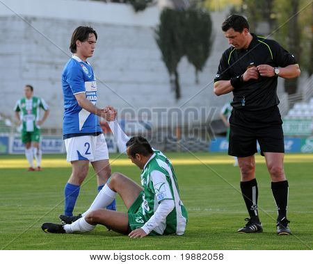 KAPOSVÁR, Hungria - 17 de abril: Nayara (L) e Junior (C) em ação em um Campeonato Nacional Húngaro
