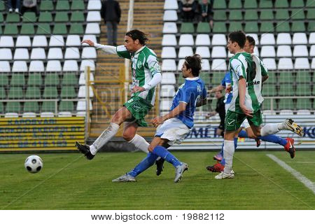 KAPOSVÁR, Hungria - 17 de abril: Zahorecz (L) e Pal (C) em ação em um Campeonato Nacional Húngaro