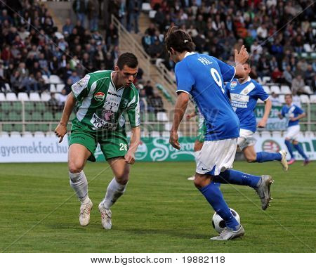 KAPOSVÁR, Hungria - 17 de abril: Gruz (L) e Pal (R) em ação em um Campeonato Nacional Húngaro assim