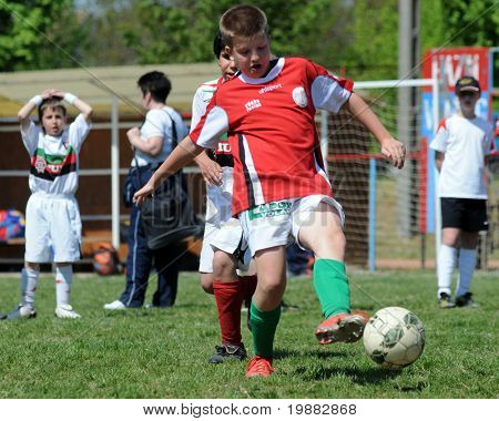 SOMOGYJAD ฮังการี - 30 เมษายน: เมท Nagy (เป็นสีแดง) ในการดำเนินการที่ตรงกันของเทศกาลฟุตบอลเด็ก - Apr