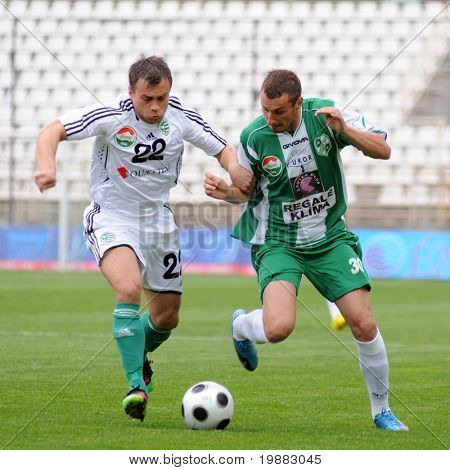 KAPOSVÁR, Hungria - 8 de maio: Babic (L) e Stanic (R) em ação em um Campeonato Nacional Húngaro s
