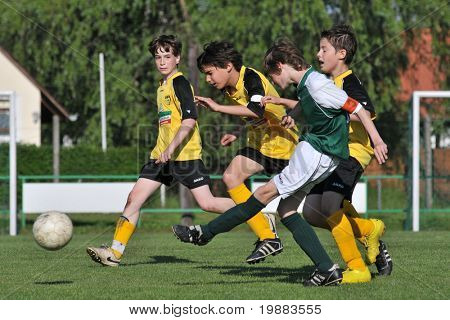 KAPOSVAR ฮังการี - 30 เมษายน: Grabarics เมท (สีเขียว) ในการดำเนินการที่แชมป์ประเทศฮังการี