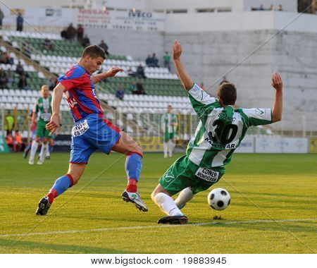 KAPOSVAR, Ungheria - 10 aprile: Stanic Srdan (R) in azione in un calcio campionato nazionale ungherese