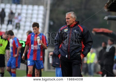 KAPOSVAR ฮังการี - 10 เมษายน: จิโอวานนี Dellacasa (Vasas พี่เลี้ยง) ในการดำเนินการที่เป็น C ชาติฮังการี