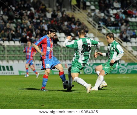 KAPOSVÁR, Hungria - abril 10Tamas Gruz (C) em ação em um jogo de futebol do Campeonato Nacional Húngaro