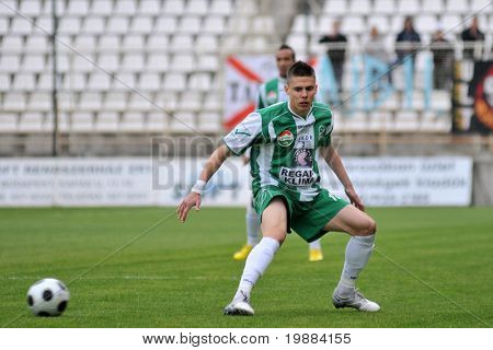 KAPOSVÁR, Maďarsko - 20. května: Benjamin Balázs v akci na maďarský národní mistrovství fotbal ga