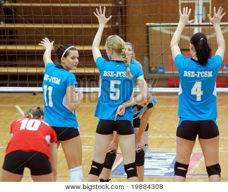 KAPOSVAR, Hongarije - 20 februari: BSE-spelers in actie op de Beker van Hongarije vrouw volleybal spel Ka