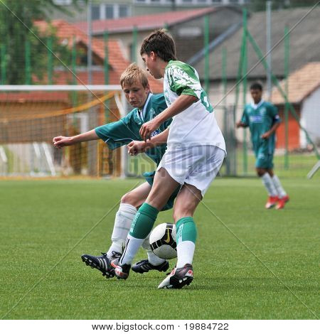 KAPOSVAR, Ungarn - 29 maj: Balint Pach (i hvidt) i aktion på det ungarske mesterskab 