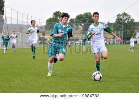KAPOSVAR, Ungheria - 29 maggio: Attila Kovacs (L) in azione al campionato nazionale ungherese sotto