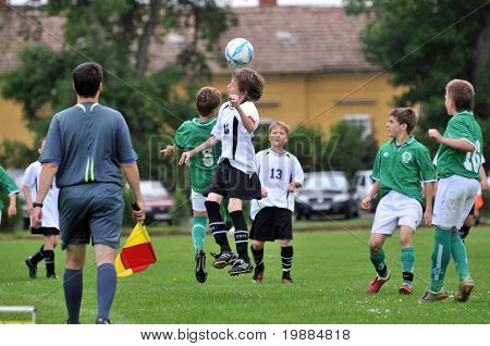 KAPOSVAR ฮังการี - 29 พฤษภาคม: Grabarics เมท (กับลูก) ที่สหประชาชาติชิงแชมป์แห่งชาติฮังการี