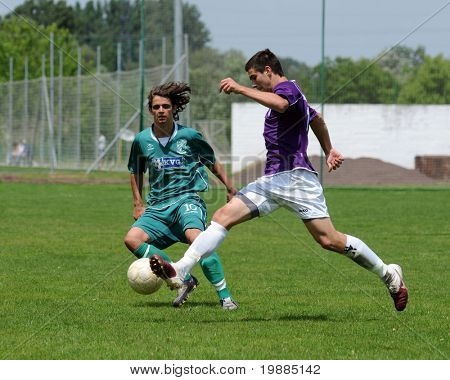 KAPOSVAR, Hungría - 30 de mayo: Kornel Kulcsar (L) en acción en el Campeonato Nacional Húngaro unde