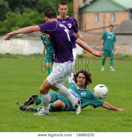 KAPOSVAR, Hungría - 30 de mayo: Kornel Kulcsar (en verde) en acción en el Campeonato Nacional Húngaro
